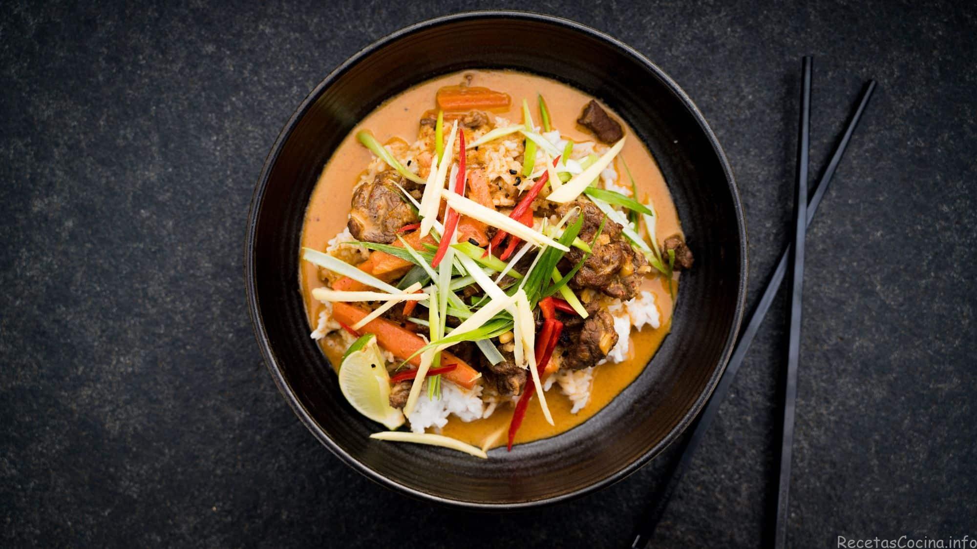 Curry tailandés con ternera del wok del chef al aire libre
