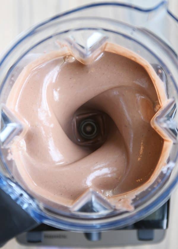 Mezclar el batido de clara de huevo de chocolate.