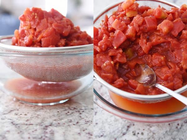 Cuela los tomates cortados en cubitos con un colador de malla fina.