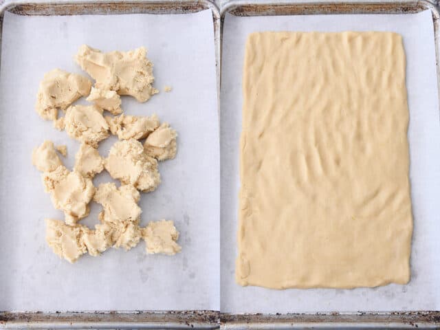 La masa de galletas de azúcar se tritura en una sartén forrada con papel pergamino y luego se presiona en un rectángulo