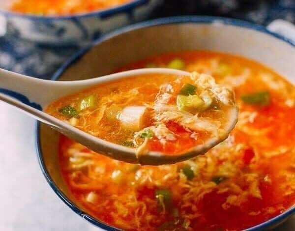 Una cucharada de sopa de huevo con tomate, thewoksoff.com
