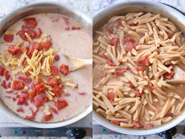 Cocine la pasta y los tomates en una sartén para hacer una pasta fajita de pollo a la sartén.