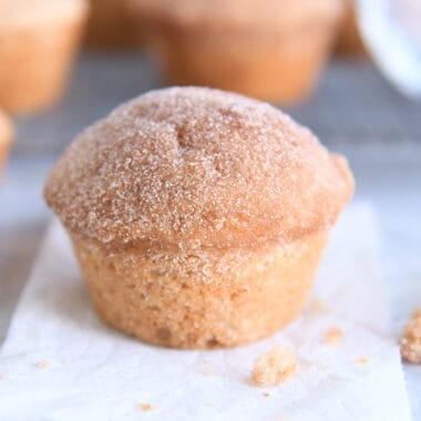 Muffins de donut de azúcar y canela en una servilleta blanca