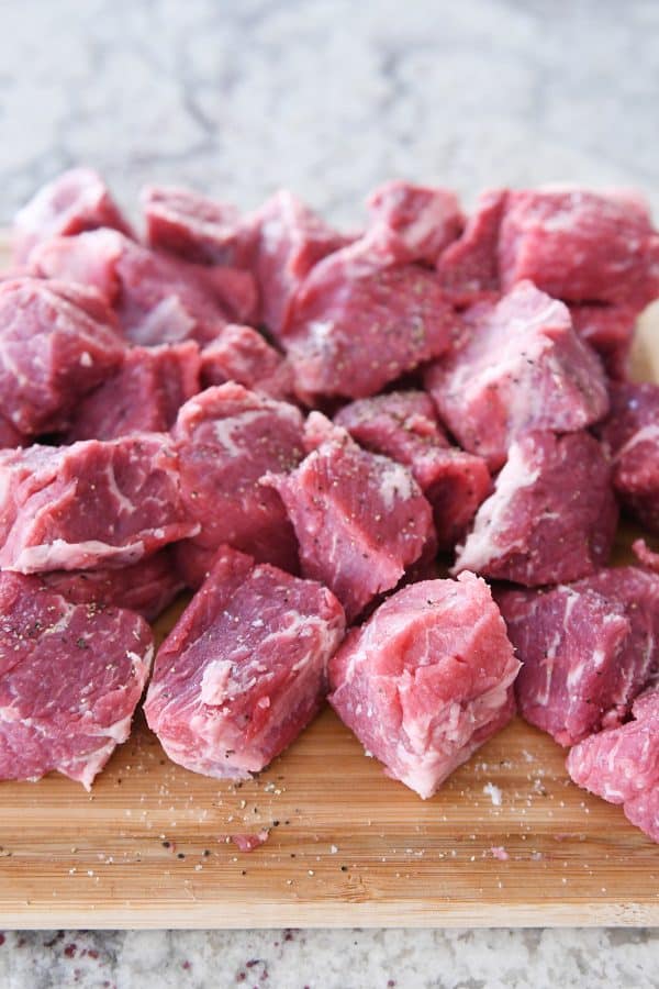 Trozos de carne cruda en la tabla de cortar
