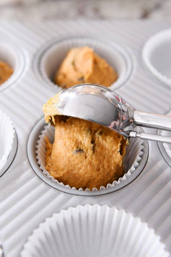 Coloque la masa para muffins en el forro de muffins