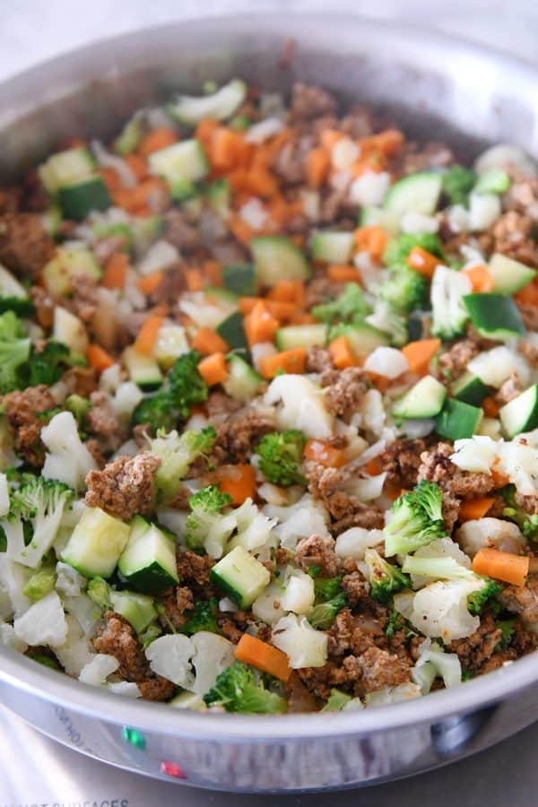 Cocinar verduras y carnes para envolturas de lechuga con taco de pavo vegetariano