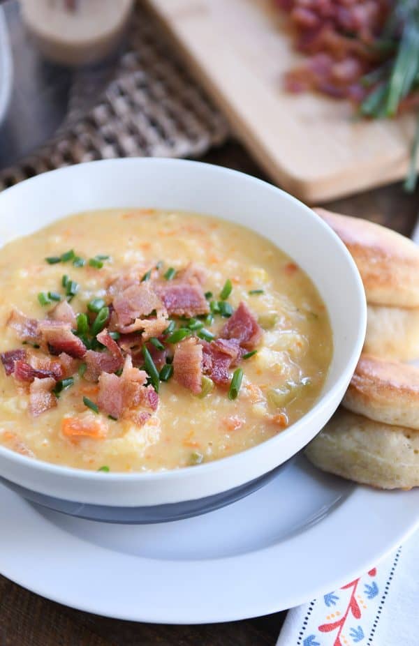 Un tazón de sopa de coliflor con queso y panecillos