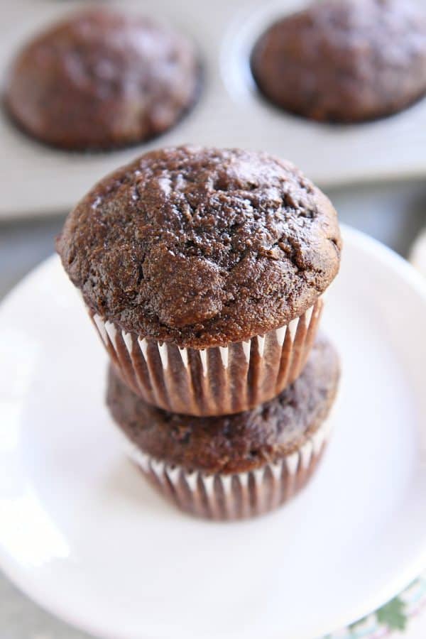 Dos muffins de calabacín de chocolate doble apilados