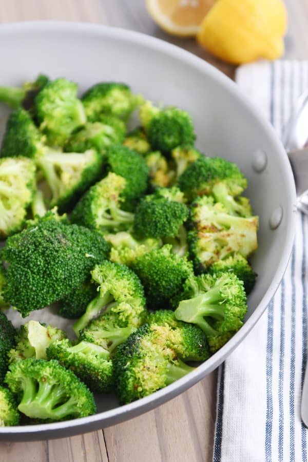Sartén con crujiente de brócoli.
