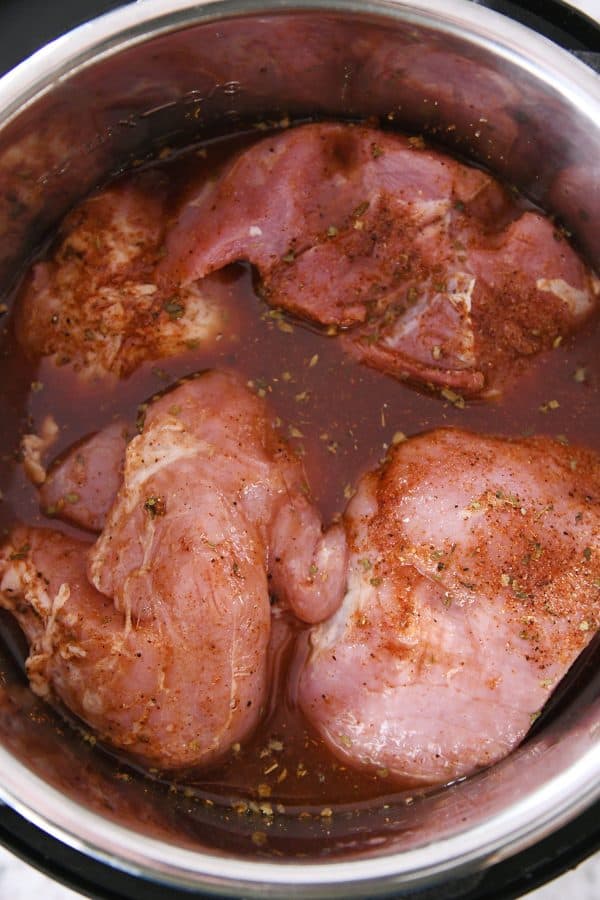Asar cerdo sazonado en la olla instantánea para asar tacos de cerdo