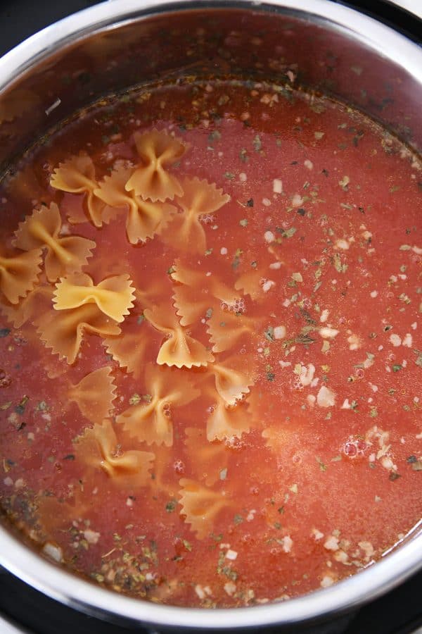 Agregue la pasta y el caldo a la olla a presión para hacer sopa de lasaña.