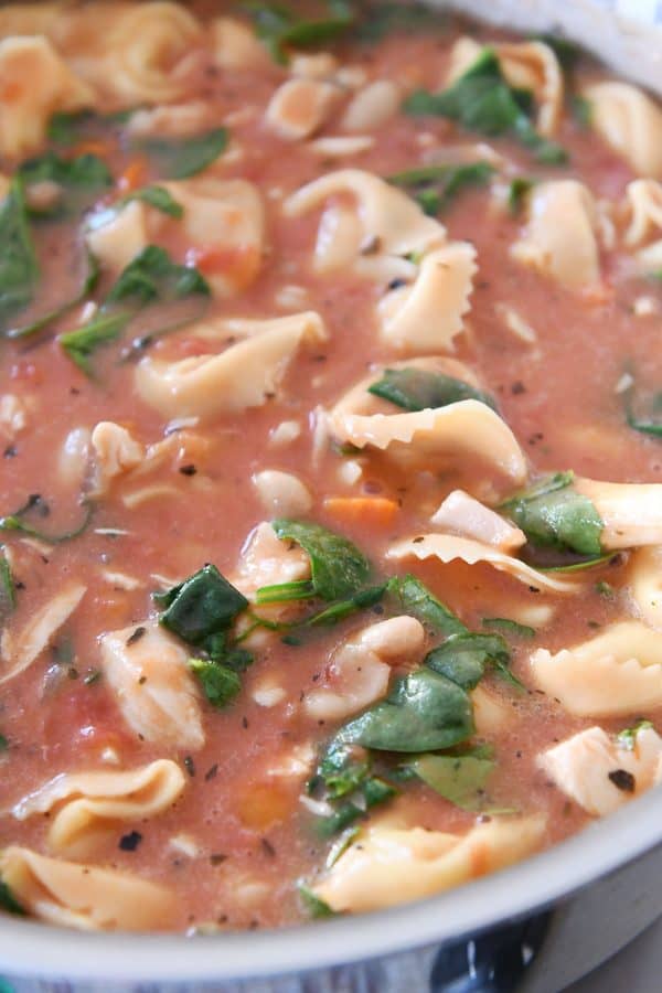Caliente una sopa cremosa de Tortellini toscano rápida y fácil en una olla en la estufa.