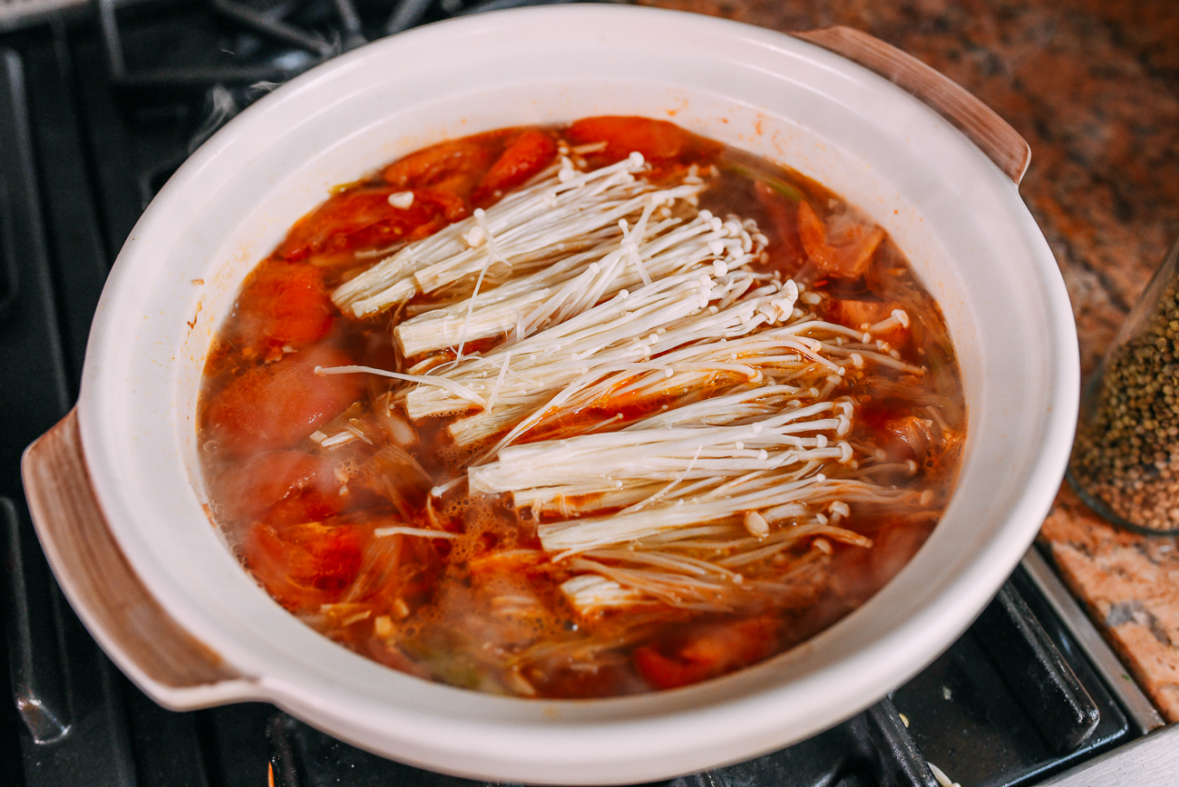 Fideos de frijol mungo y setas enoki en base de sopa de tomate