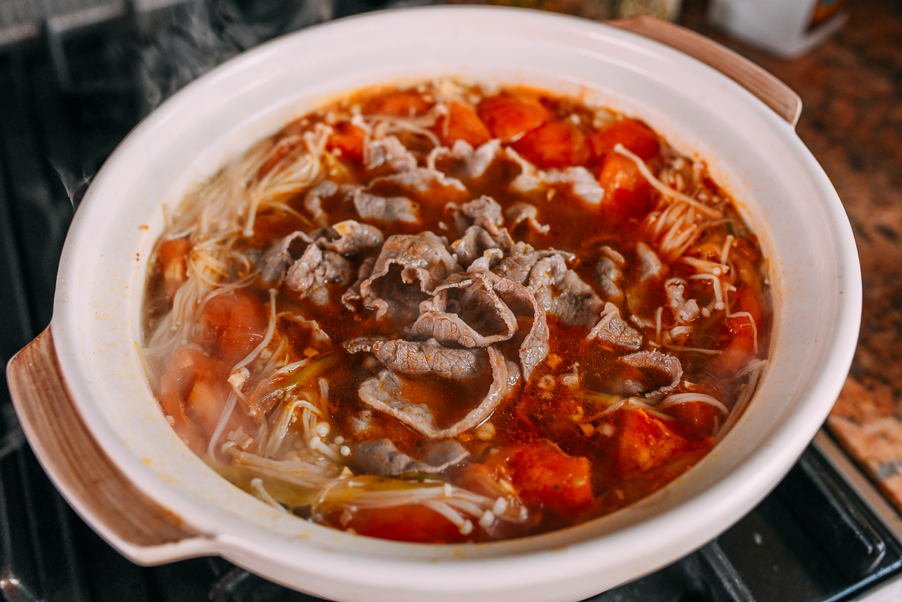 Agregue carne caliente a la base de la sopa de tomate.