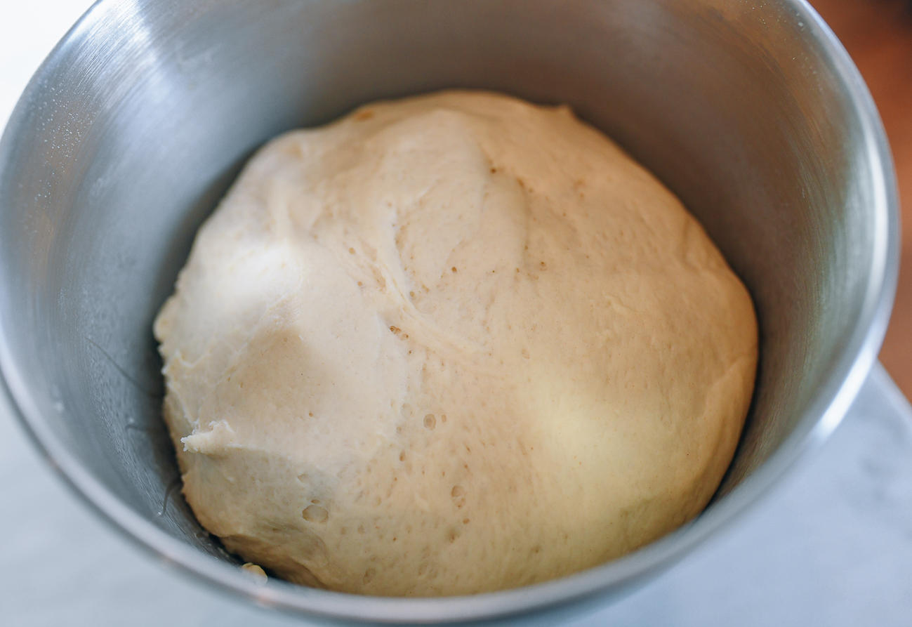 Masa de pan de leche fermentada después de la primera fermentación.