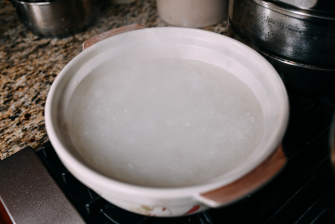 Arroz y sopa / agua en la olla