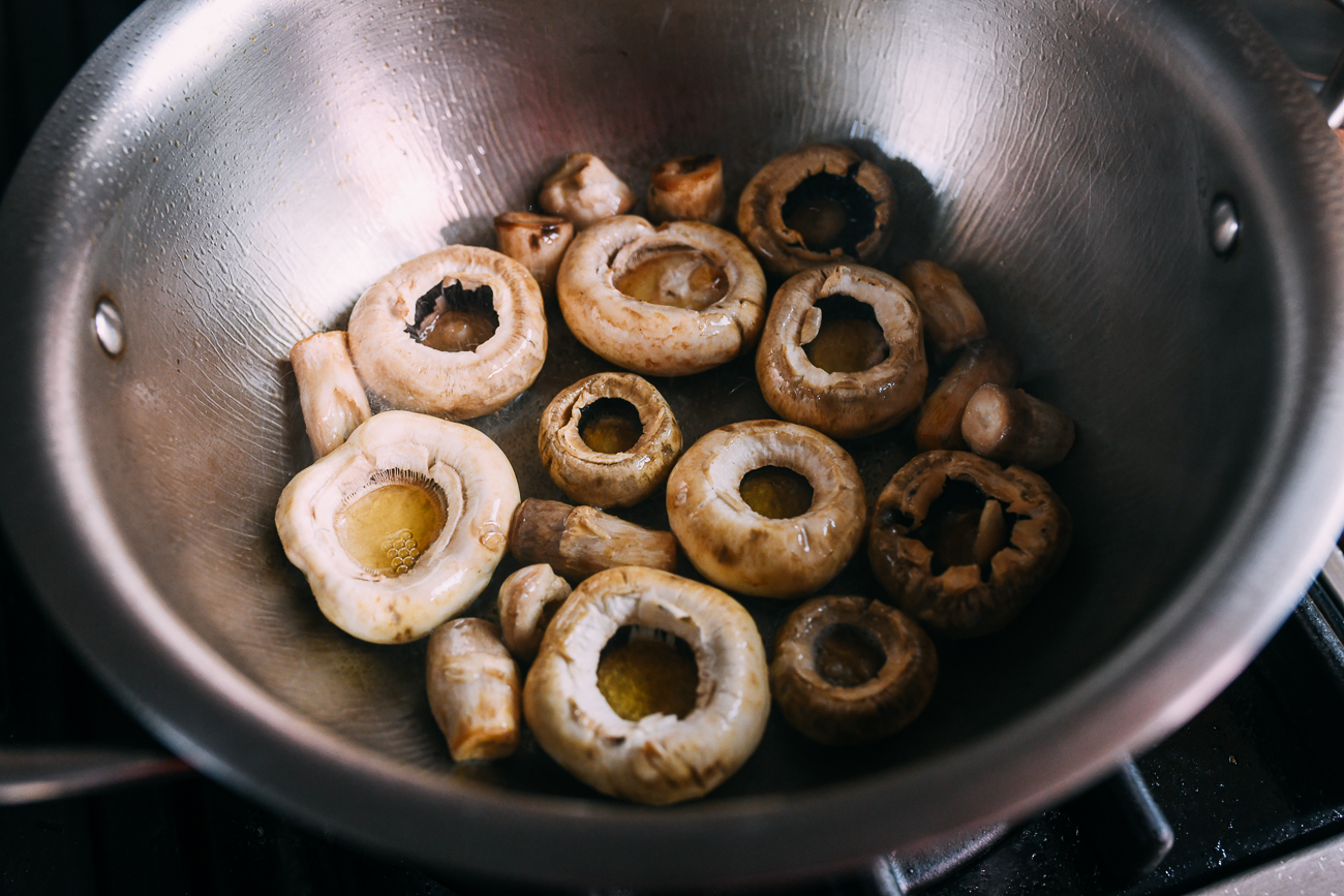 Freír los champiñones en una olla mediana.