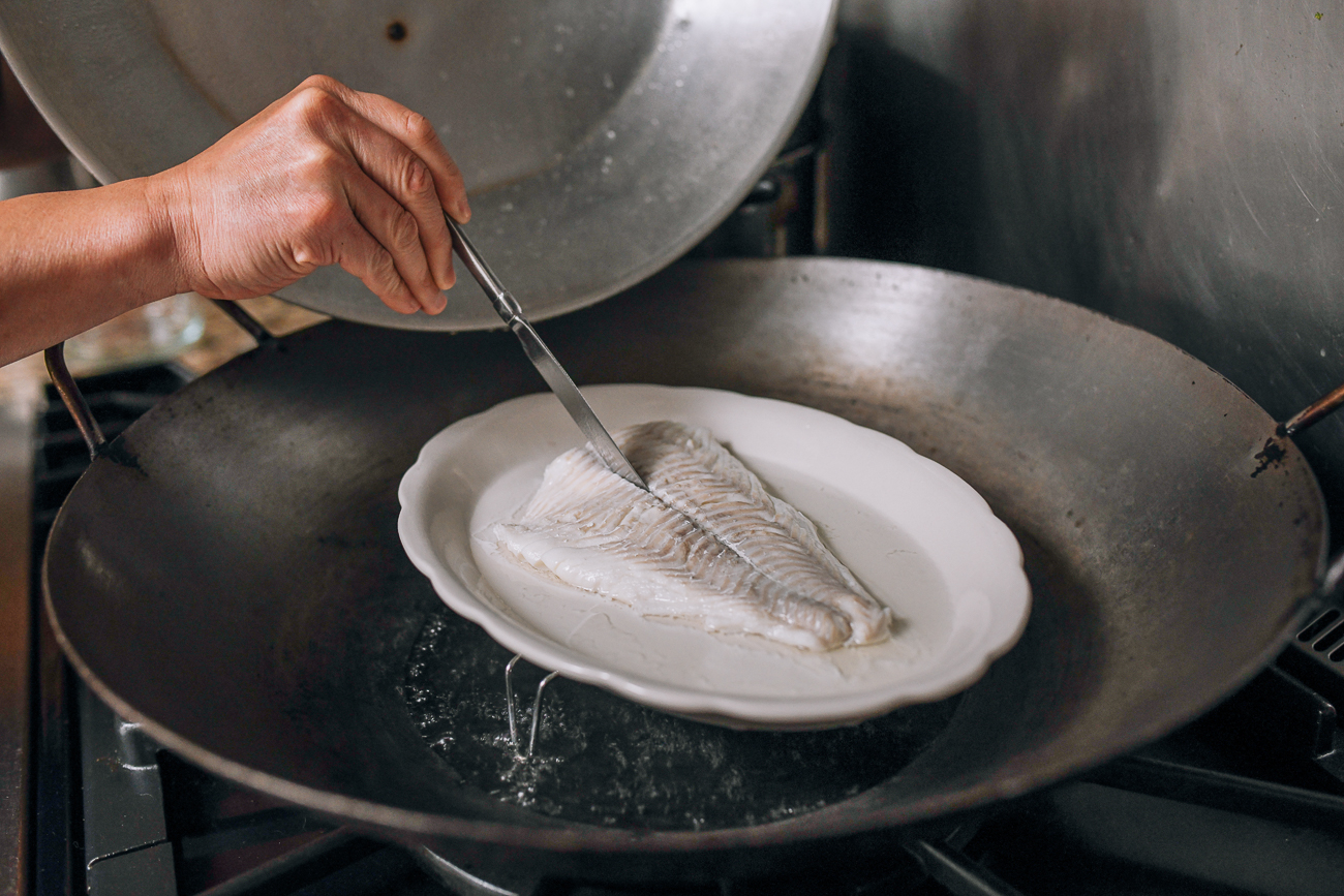 Use un cuchillo de mantequilla para verificar la cocción del pescado.