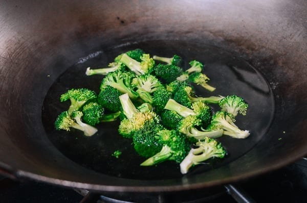 Blanquear el brócoli en un wok, thewoksoflife.com