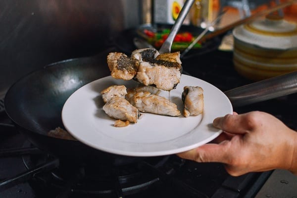Retire el pescado a la plancha del wok, thewoksoflife.com