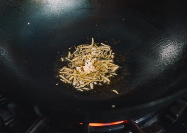 Jengibre en un wok, thewoksoflife.com