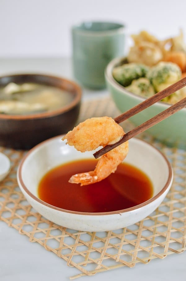 Sumerja la tempura de camarones en la salsa para mojar, thewoksoflife.com