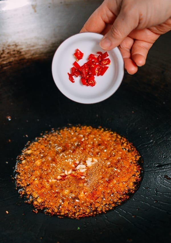 Agregue chile al wok, thewoksoflife.com