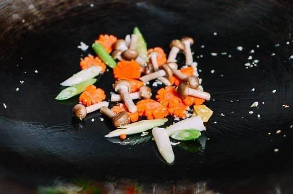 Jengibre, ajo, zanahorias, champiñones y cebollas verdes en un wok, thewoksoflife.com