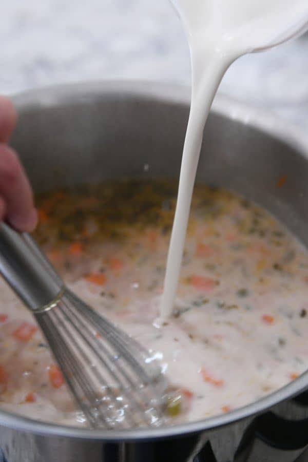 Vierta la mezcla de leche en la olla para sopa.