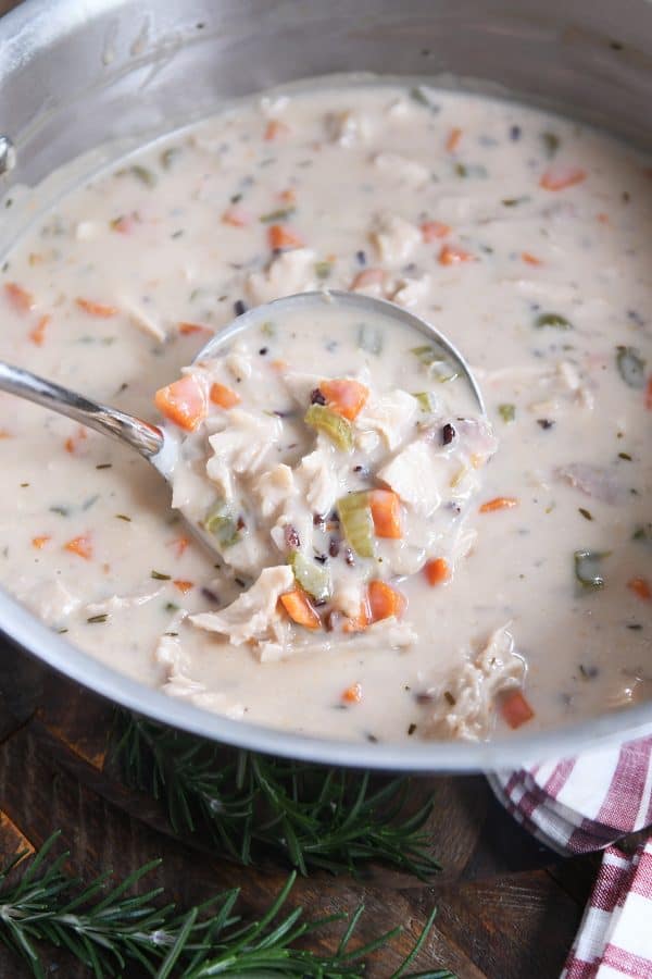 Use una cuchara para sacar la mejor sopa de pavo restante, verduras cremosas, pavo y arroz.