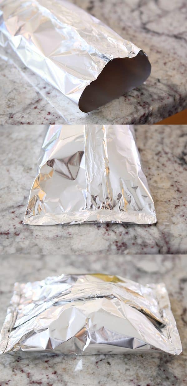 Las tres imágenes muestran cómo doblar y rizar los bordes del paquete de aluminio para la cena.