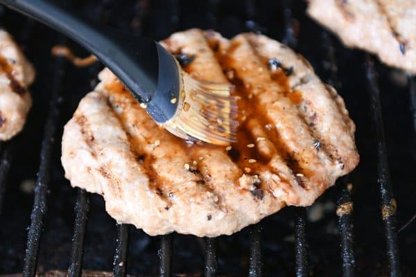 Unte la hamburguesa de pavo a la parrilla con salsa teriyaki.