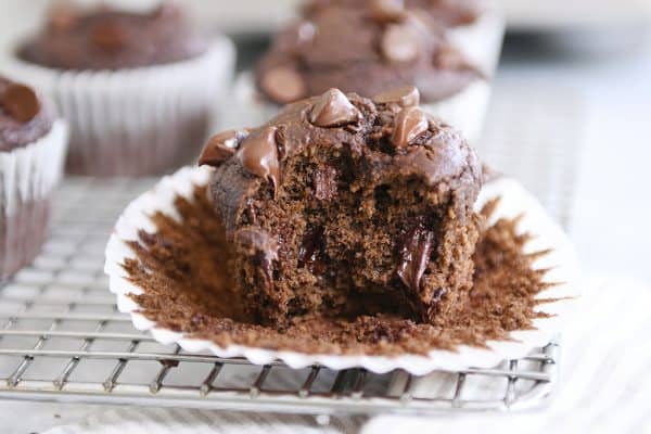 Dale un mordisco al muffin de licuadora de plátano y chocolate doble con chispas de chocolate encima. 