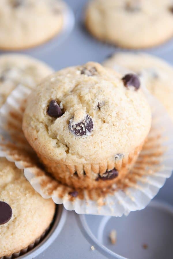 Simplemente abra un tazón de muffins de chocolate y colóquelos en los moldes para muffins.