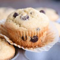 Simplemente abra un tazón de muffins de chocolate y colóquelos en los moldes para muffins.