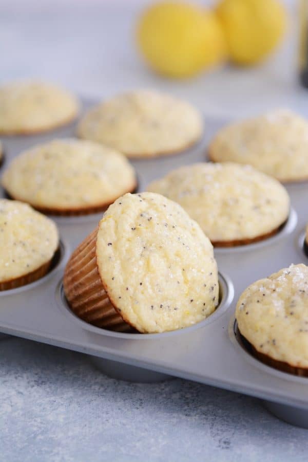 Un tarro de muffins de limón con semillas de amapola. 