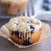 Muffins saludables de yogur y avena {¡con arándanos o chispas de chocolate!  }