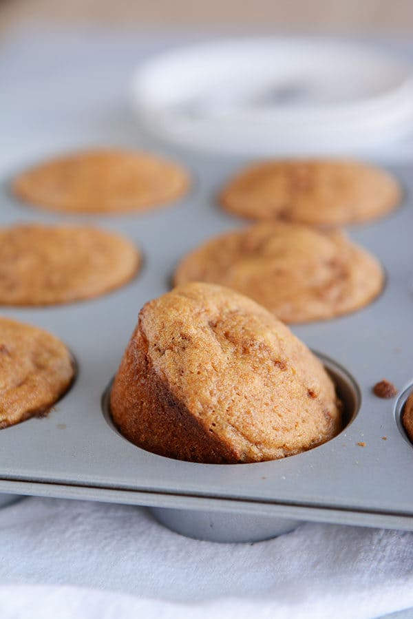 Moldes para muffins rellenos de muffins de salvado cocidos. 