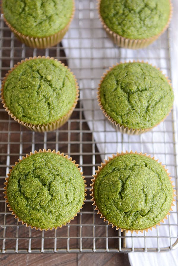 Vista superior de muffins verdes horneados en rejilla de enfriamiento