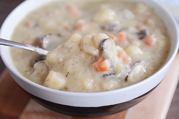Dale un mordisco a la cremosa sopa de champiñones y patatas con una cuchara.