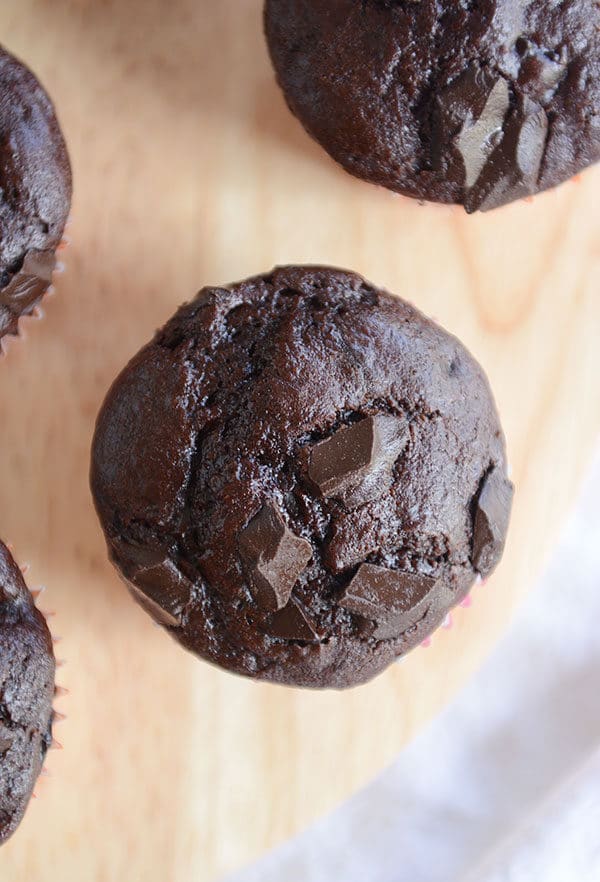 Vista superior de muffins de bloque de chocolate.