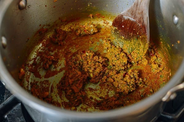 Freír la pasta de curry hasta que esté fragante, thewoksoflife.com