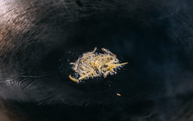 Agregue jengibre al aceite en el wok, thewoksoflife.com
