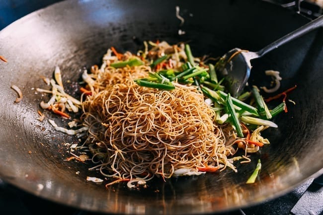 Agregue fideos de arroz y cebollas verdes al wok, thewoksoflife.com