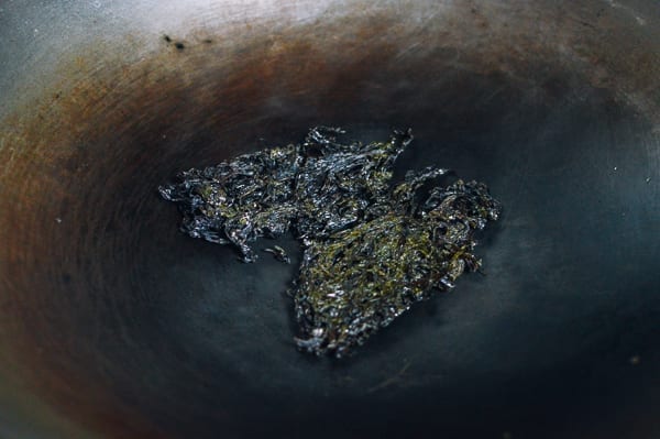 Asar algas secas en un wok, thewoksoflife.com