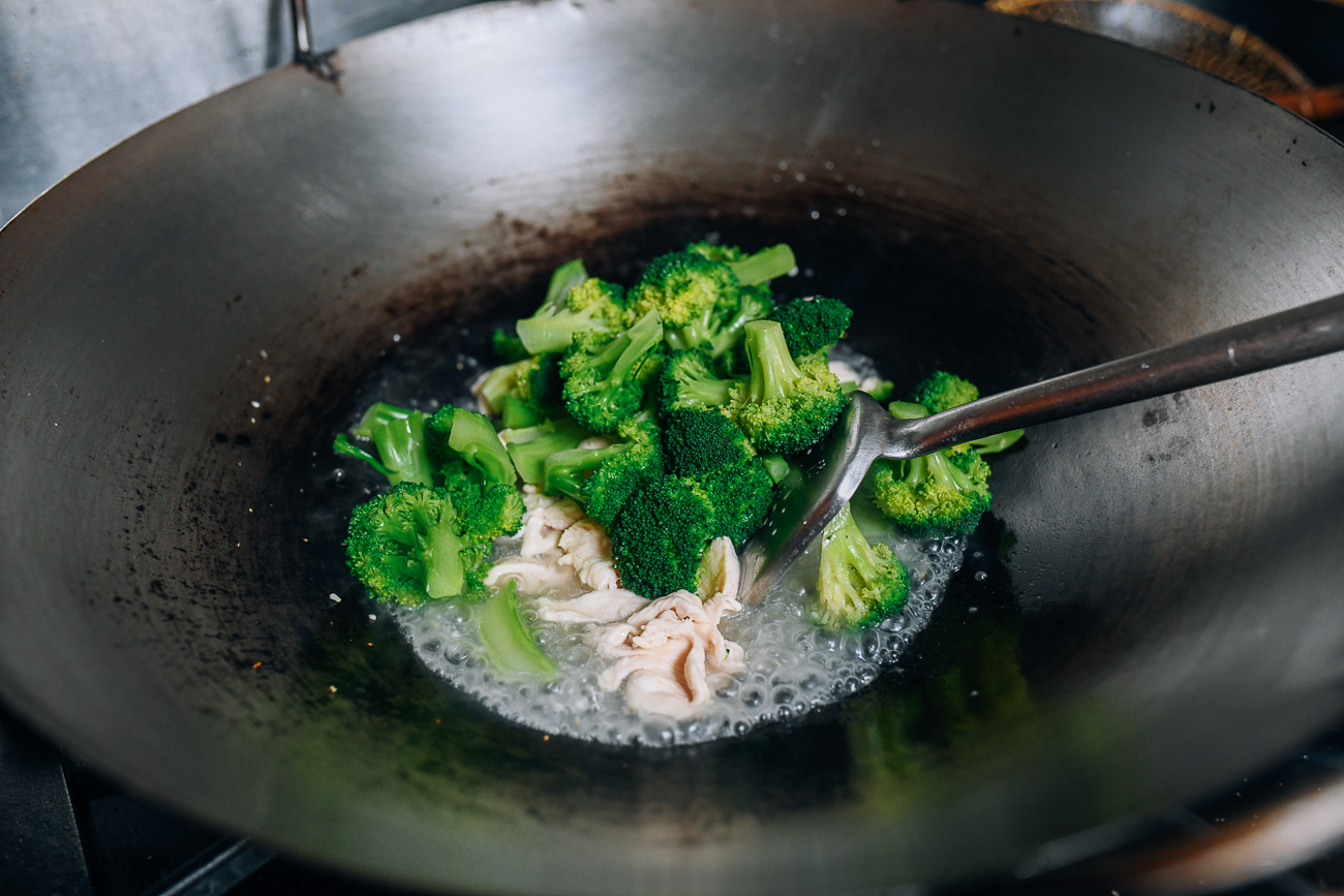 Agrega brócoli al wok