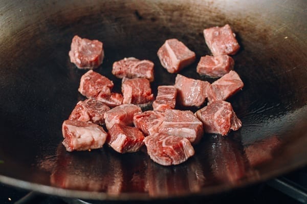 Asa los cubos de bistec en un wok, thewoksoflife.com