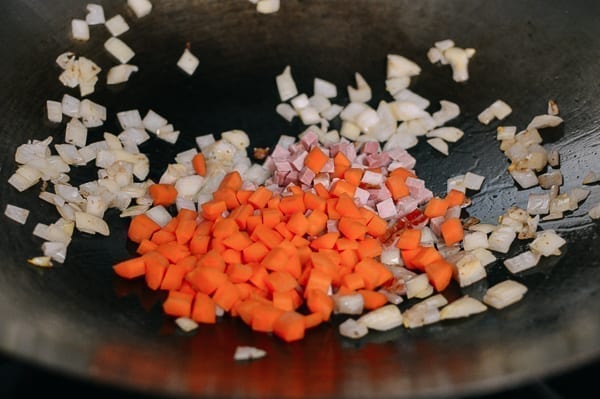 Agregue zanahorias y jamón a un wok, thewoksoff.com