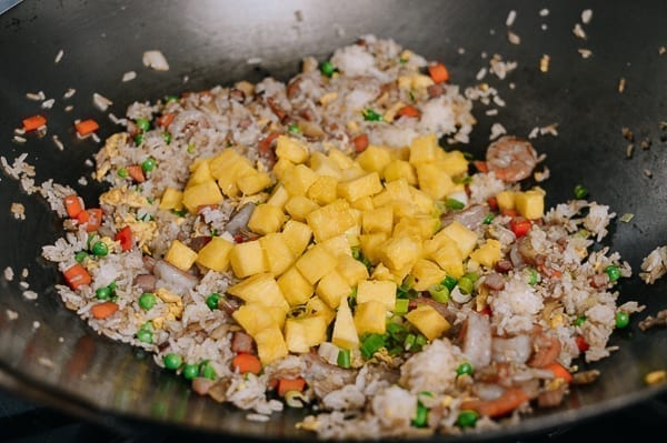 Agregue piña al arroz frito, thewoksoff.com