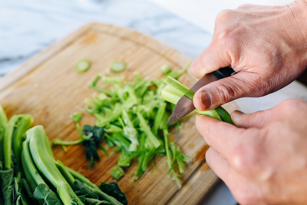 Recorte los tallos de brócoli con un cuchillo para pelar